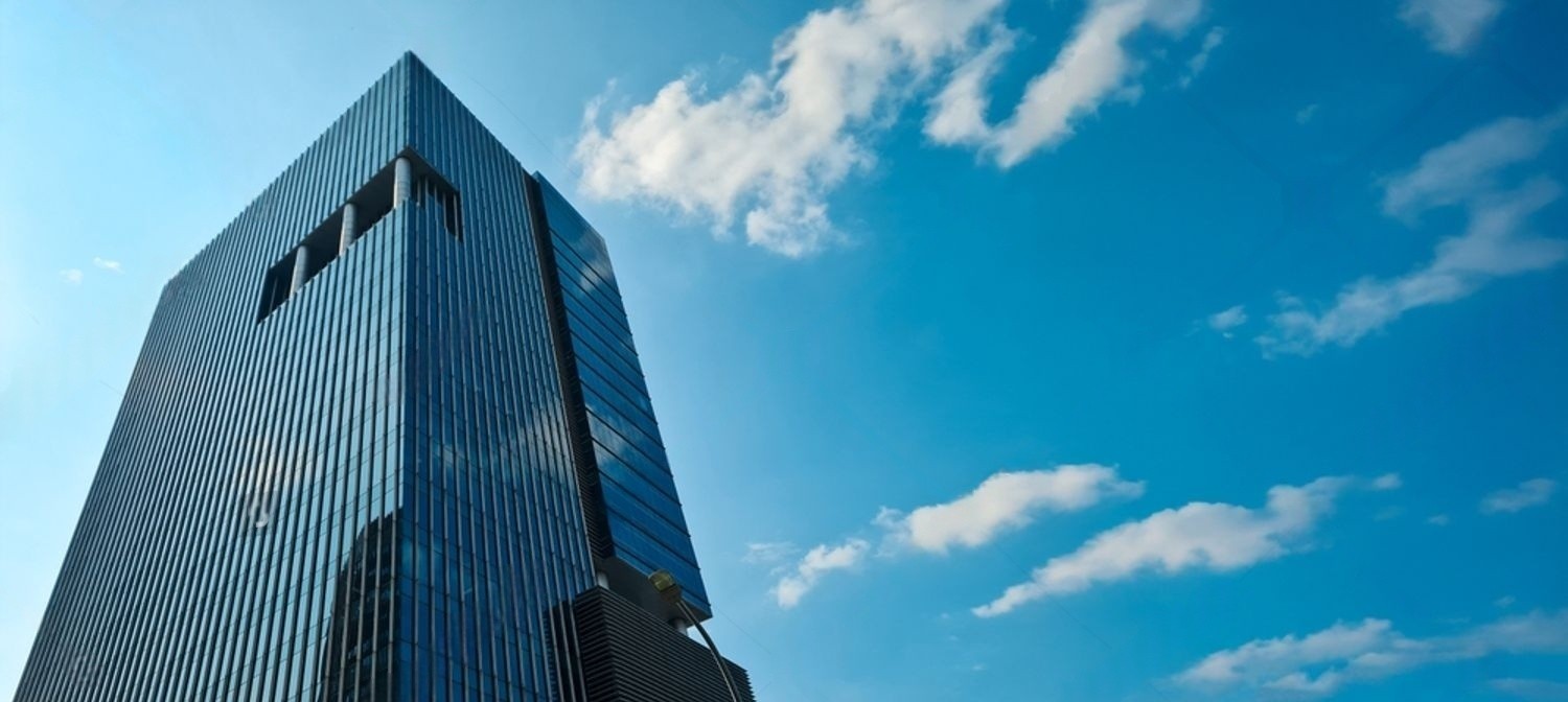 Senior B2B teams - modern corporate building